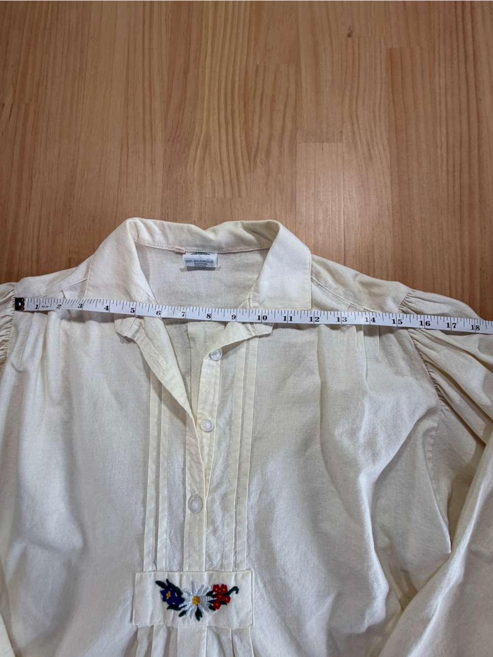 Cream Tee with Green Woven Logo Tag B12 - Picture 5 of 10